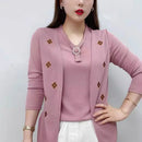 Blusinha Cardigan Cecile com Efeito Sobreposto e Aplique Floral / Elegância Francesa para Mulheres de Bom Gosto!