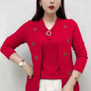 Blusinha Cardigan Cecile com Efeito Sobreposto e Aplique Floral / Elegância Francesa para Mulheres de Bom Gosto!